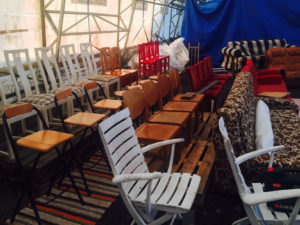 En del av läktaren möblerad av fådda stolar.