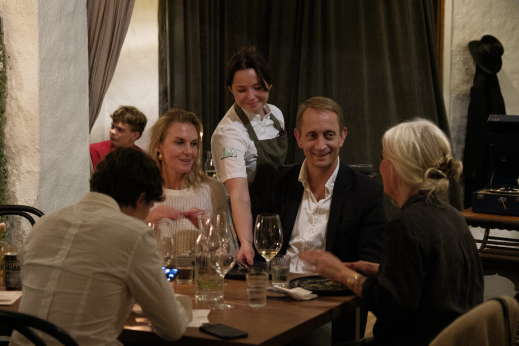 Till bords med En dåres försvarstal. Wilma Wilms och Eskil Lundgren tolkar Strindberg. Järnstudion atNordhem Foto: Amer Kapetanovic