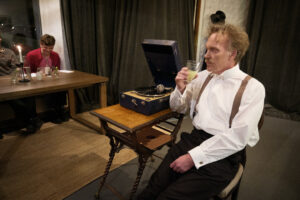 En dåres försvarstal. Wilma Wilms och Eskil Lundgren tolkar Strindberg. Järnstudion atNordhem Foto: Amer Kapetanovic