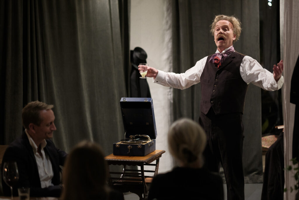 Till bords med En dåres försvarstal. Wilma Wilms och Eskil Lundgren tolkar Strindberg. Järnstudion atNordhem Foto: Amer Kapetanovic