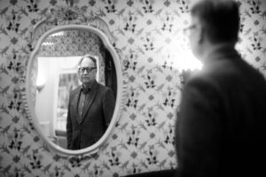 Horace Engdahl skrev Mannen på bryggan.