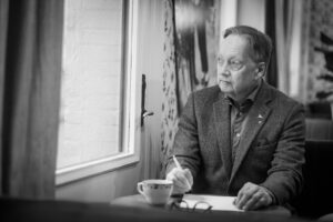 Horace Engdahl skrev Mannen på bryggan.