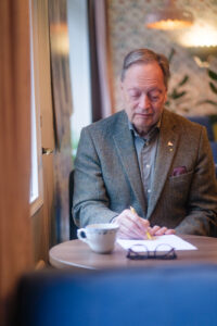 Horace Engdahl skrev Mannen på bryggan.