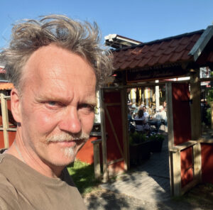 Eskil Lundgren utanför Brännö värdsuhus.
