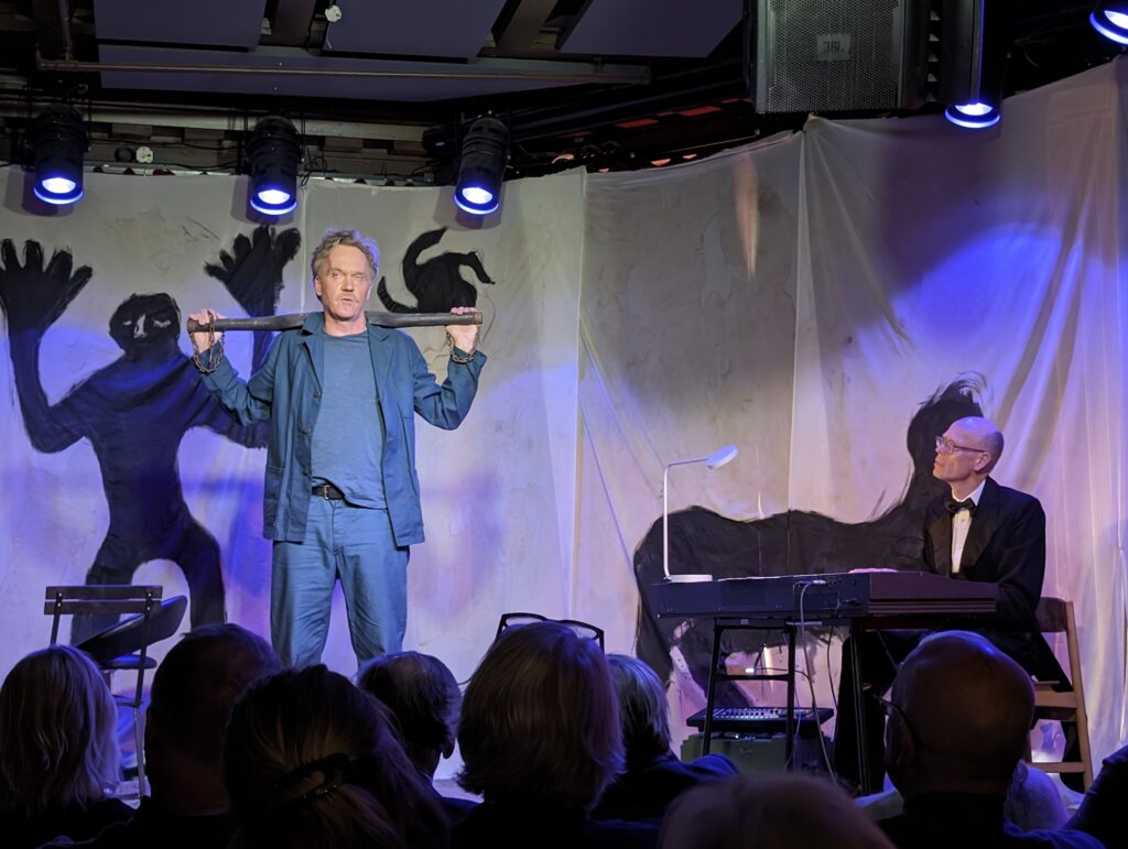 Eskil Lundgren och Ponus Edmar i pjäsen Mannen på bryggan av Horace Engdahl. Bild från urpremiären 12 maj 2024 på Pustervik i Göteborg