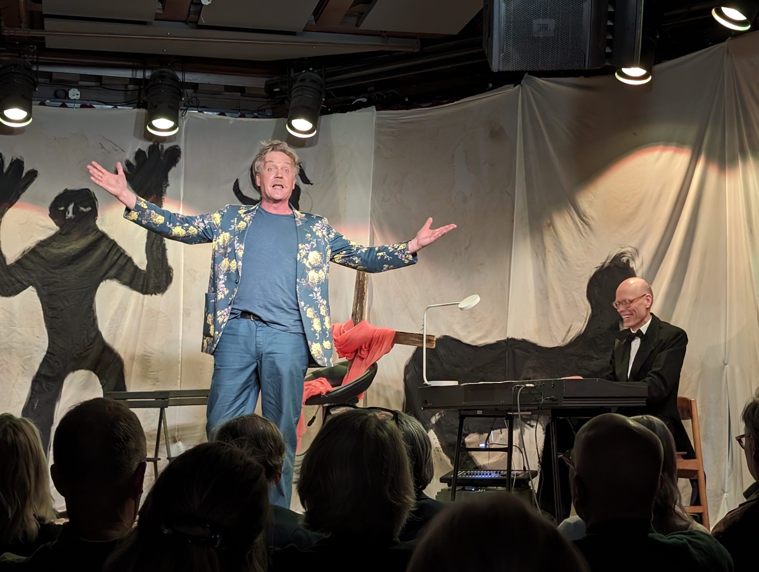 Skådespelaren Eskil Lundgren och musikern Pontus Edmar ur föreställningen Mannen på bryggan av Horace Engdahl på Pustervi i Göteborg.