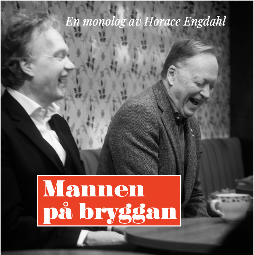 Eskil Lundgren och Horace Engdahl skrattar före premiären på Mannen på bryggan.